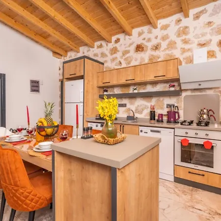 Estrella Villa *